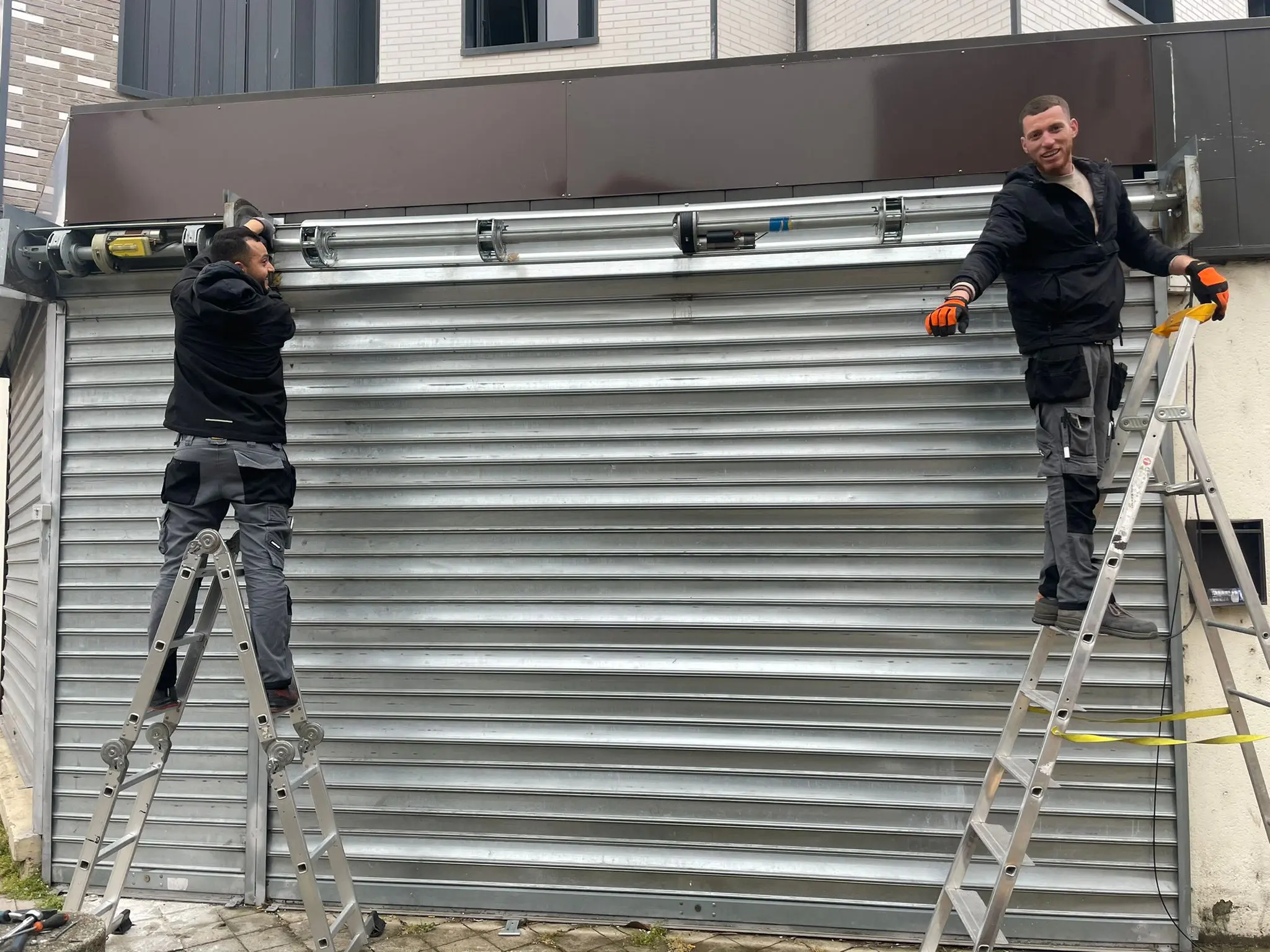 Dépannage rideau métallique bloqué - déblocage tablier par technicien